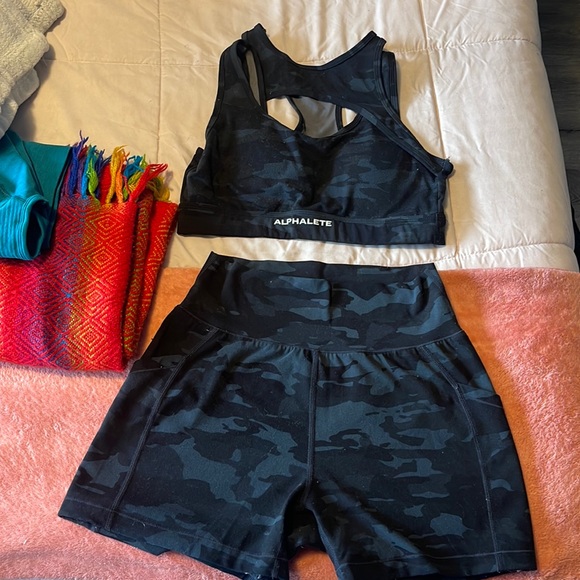 Alphalete surface black Camo shorts and keyhole bra - Picture 2 of 4